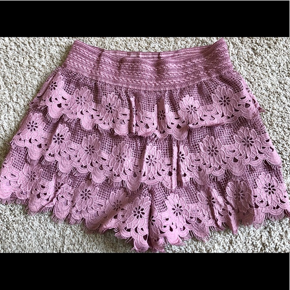 She and Sky -Size M like NEW Cute lace shorts in a lilac/blush- Mid thigh